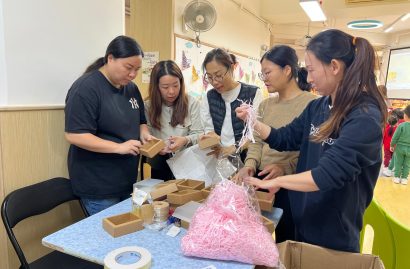 家長義工協助包裝禮物致送嘉賓