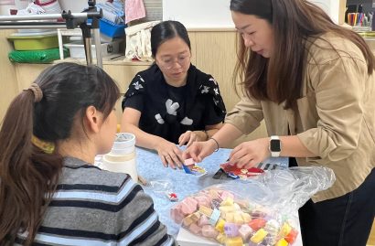 家長義工協助製作攤位遊戲物資