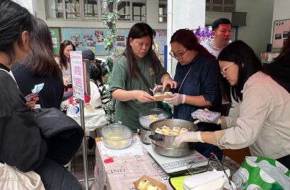 首兩屆家教會幹事合力義賣饅頭