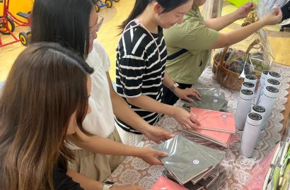幹事們準備禮物