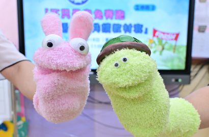 可愛的兔兔和烏龜手偶