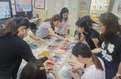 家長們一一發揮創意製作屬於自己的花瓶。