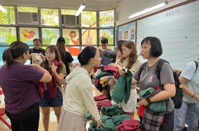 幹事們積極解答家長問題。